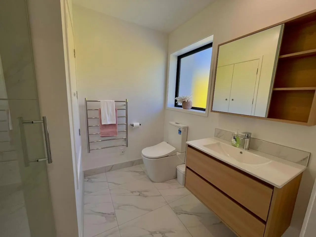 Sunny Stylish City Unit Christchurch